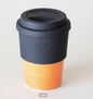 farbiger Kaffeebecher mit Silikondeckel orange