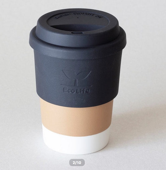 farbiger Kaffeebecher mit Silikondeckel braun/weiß