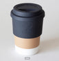 farbiger Kaffeebecher mit Silikondeckel braun/weiß